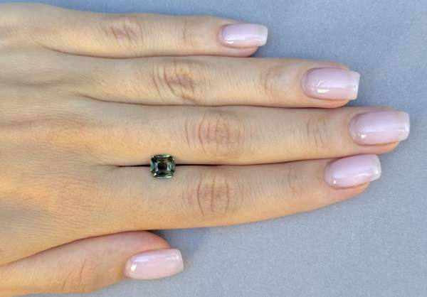 Green sapphire 1.6 ct