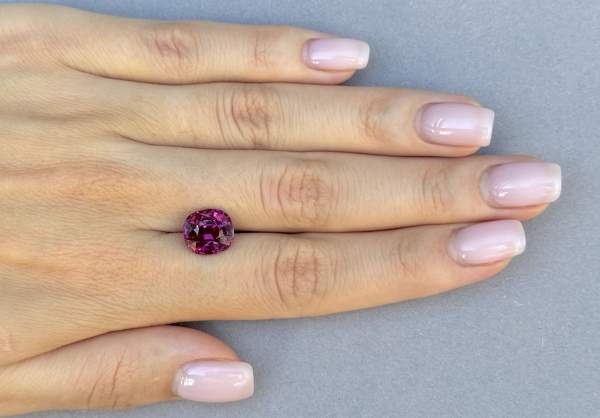 Oval cut rhodolite garnet 6.4 ct