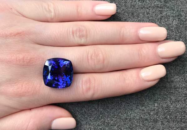 Large tanzanite gemstone 24.15 ct