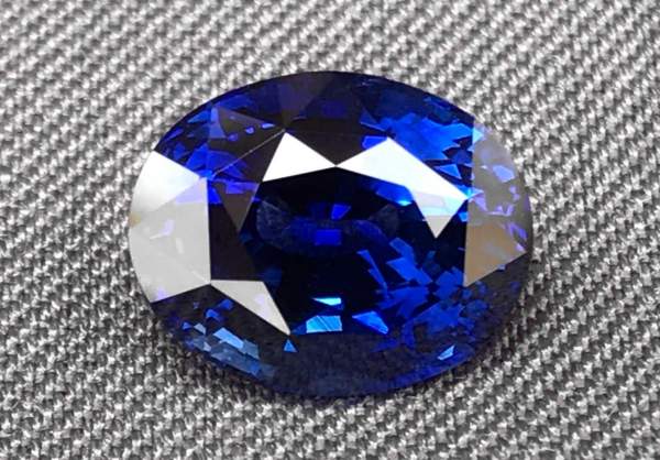 Blue sapphire from Sri Lanka 7.56 ct