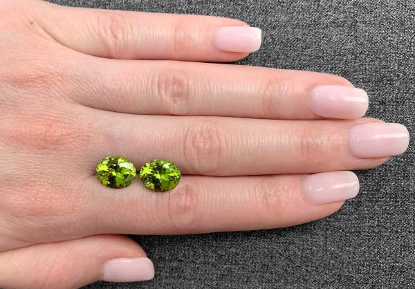 A pair of oval-shaped peridots 6.78 ct