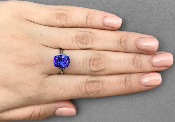 Cushion cut tanzanite gemstone 4.07 ct