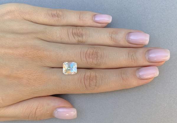 Rainbow Moonstone 4.23 ct