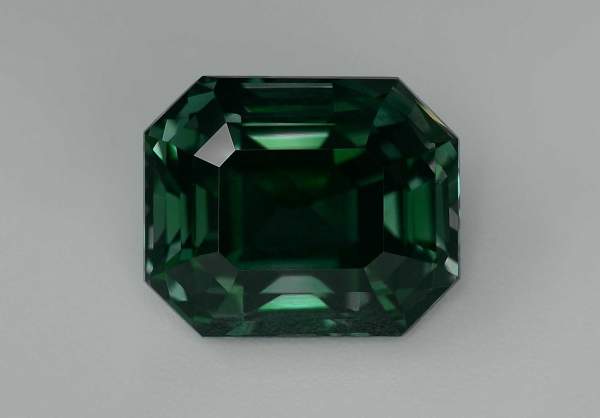 Green sapphire with color change 4.04 ct