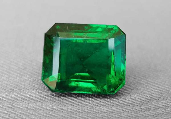 Emerald octagon shape 6.91 ct