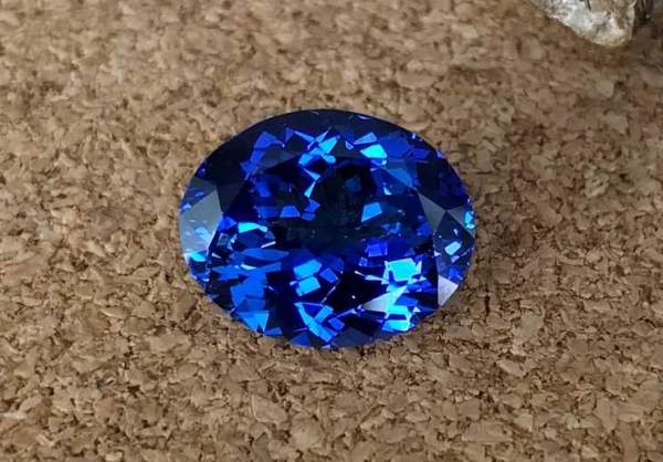 Oval cut blue tanzanite 6.73 ct