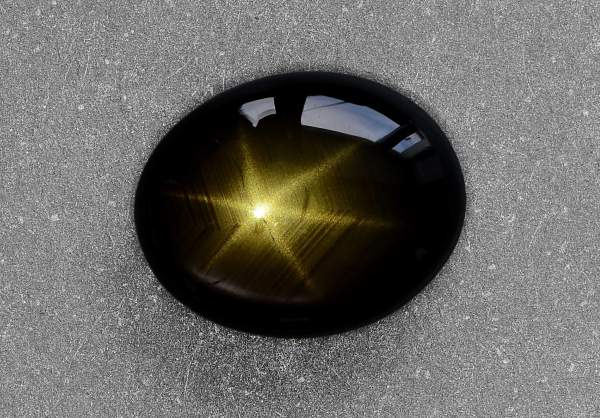 Black star sapphire 9.9 ct