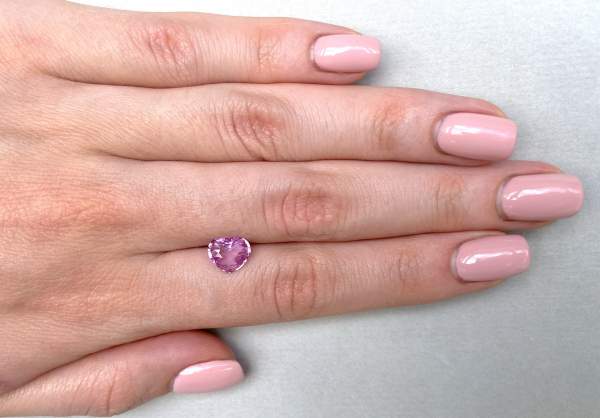 Unheated heart-shaped pink sapphire from Sri-Lanka 2.24 ct