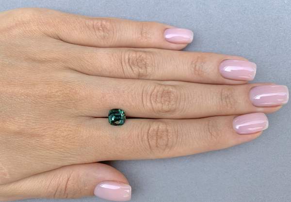 Unique green sapphire from Sri Lanka 2.69 ct