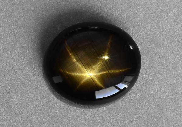 Black sapphire stone with a star 8.67 ct