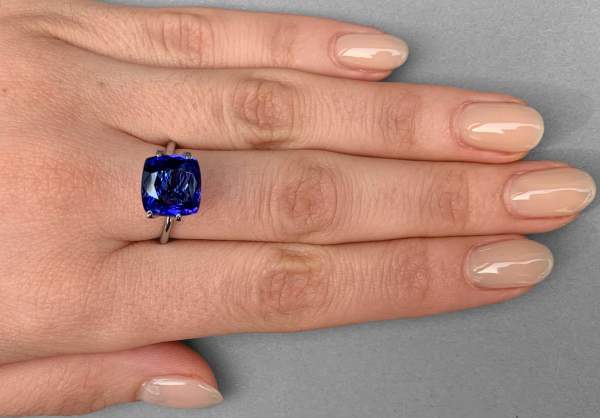 Cushion cut blue tanzanite 6.56 ct