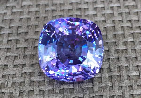 Lavender tanzanite gemstone 15.73 ct