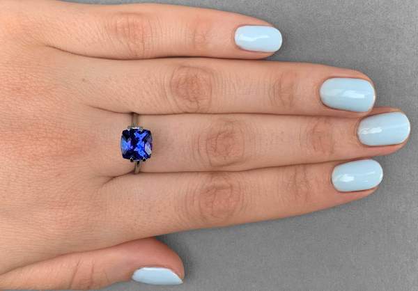 Square cushion-shaped tanzanite 2.94 ct