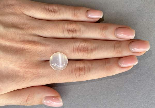 Moonstone with cat's eye effect 9.94 ct