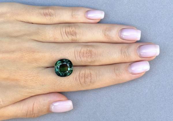 Unique green sapphire from Sri Lanka 14.15 ct