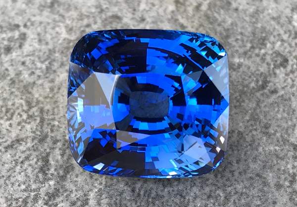Natural blue sapphire 28.52 ct