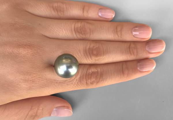 Large gray pearl 39.9 ct