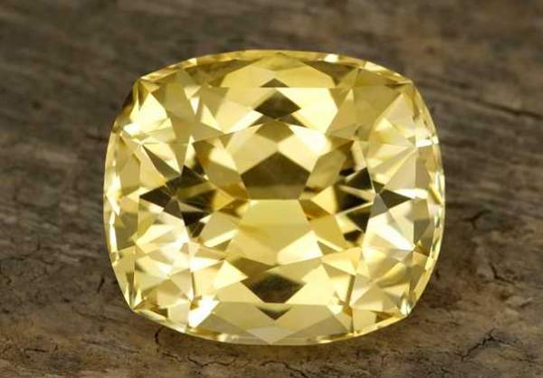 Pure yellow sapphire stone 6.01 ct