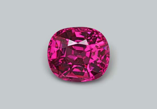 Oval cut rhodolite garnet 6.4 ct