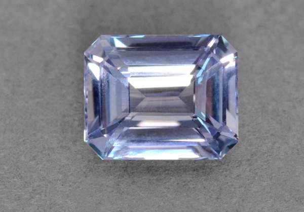 Light blue sapphire from Sri Lanka 3.59 ct