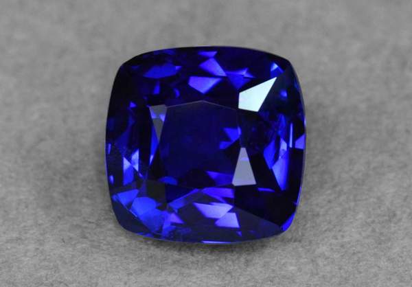 Royal blue sapphire from Sri Lanka 2.36 ct