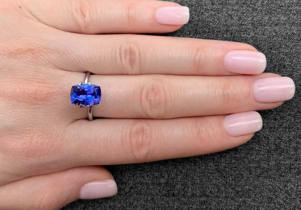 Cushion cut blue tanzanite 2.85 ct