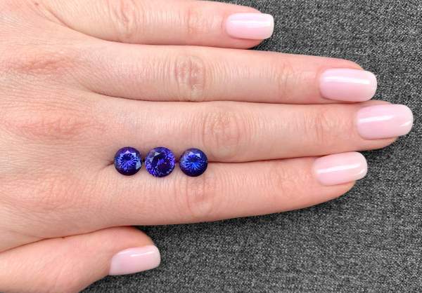 Set of three round cut tanzanites 6.01 ct