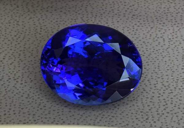 Natural blue tanzanite gemstone 7.27 ct