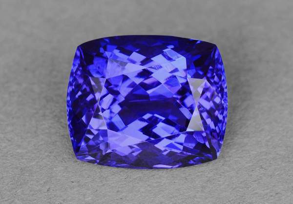 High clarity tanzanite 7.84 ct